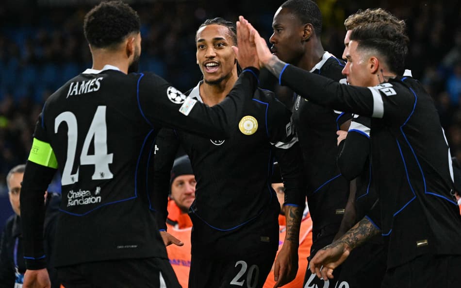 Com dois gols de João Pedro, o Chelsea venceu o Napoli por 3 a 2 pela Champions League (Foto: Andreas SOLARO / AFP)