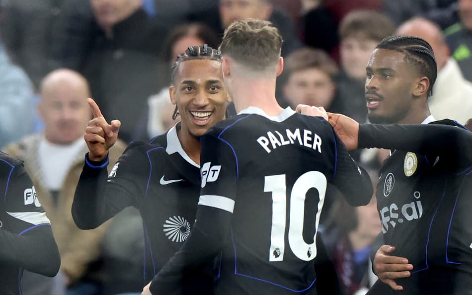 João Pedro comemorando com Cole Palmer