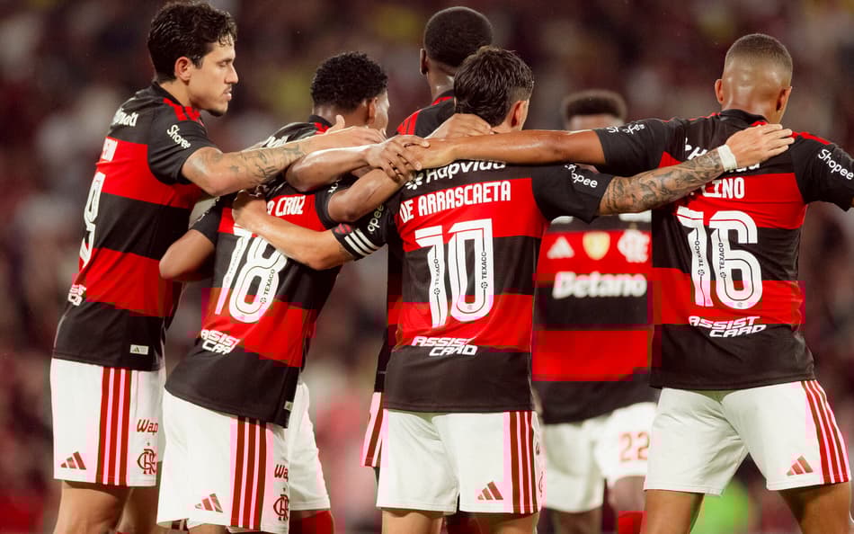 Jogadores do Flamengo abraçados em jogo contra o Madureira, pelo Campeonato Carioca