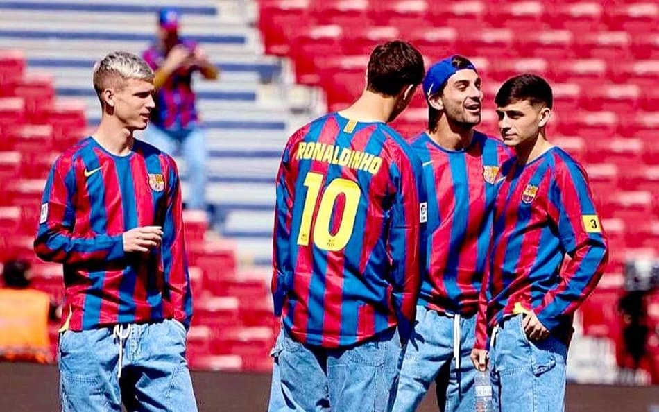Jogadores do Barcelona com camisa do Ronaldinho (Foto: Reprodução/X)