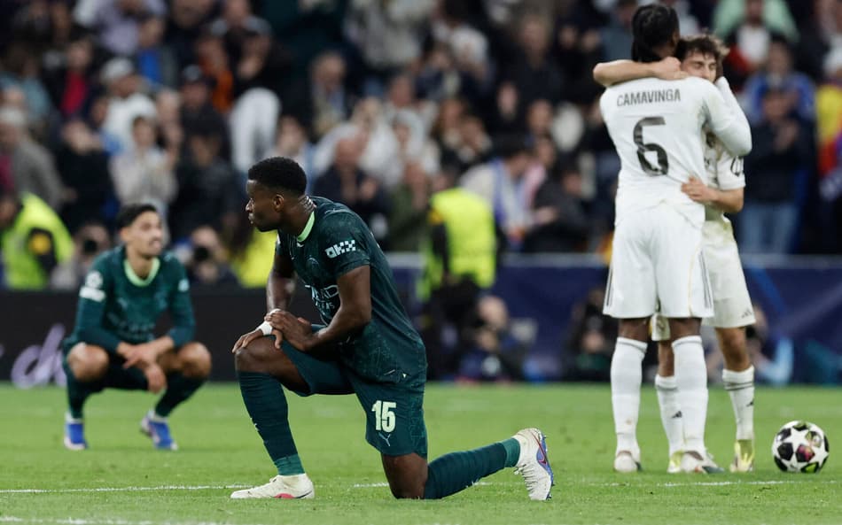 Jogadores do Manchester City lamentam gol do Real Madrid em jogo da Champions League