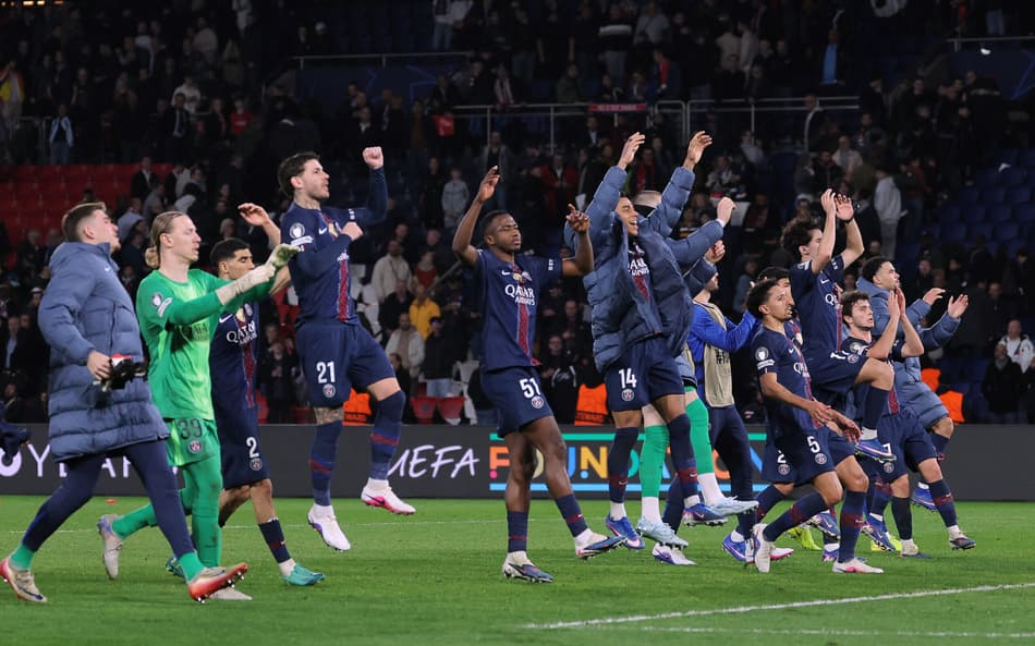 Jogadores do PSG celebram classificação às oitavas de final da Champions League