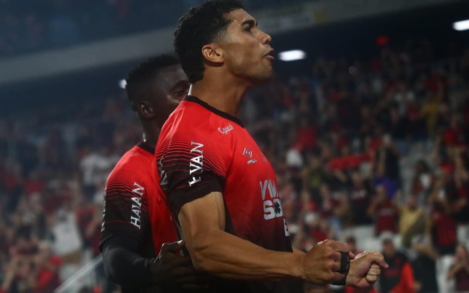 Julimar comemora gol do Athletico-PR contra o Santos, pelo Brasileirão