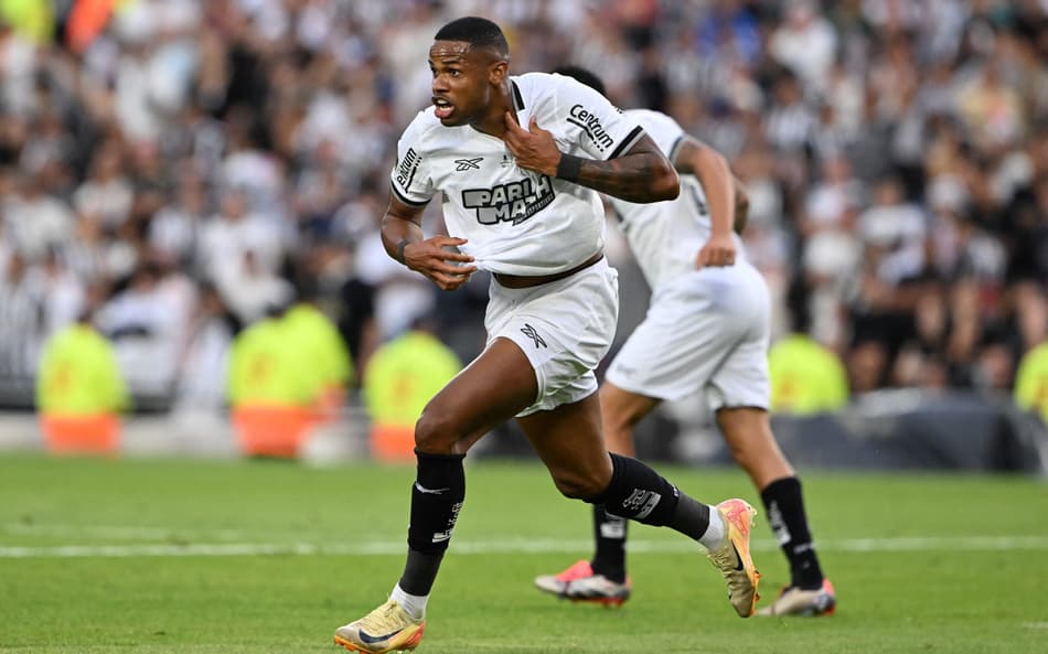 Botafogo anuncia retorno do atacante Júnior Santos