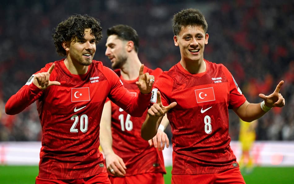 Kadioglu e Arda Güler comemoram gol da Turquia sobre a Romênia