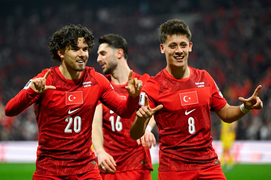 Kadioglu e Arda Güler comemoram gol da Turquia sobre a Romênia