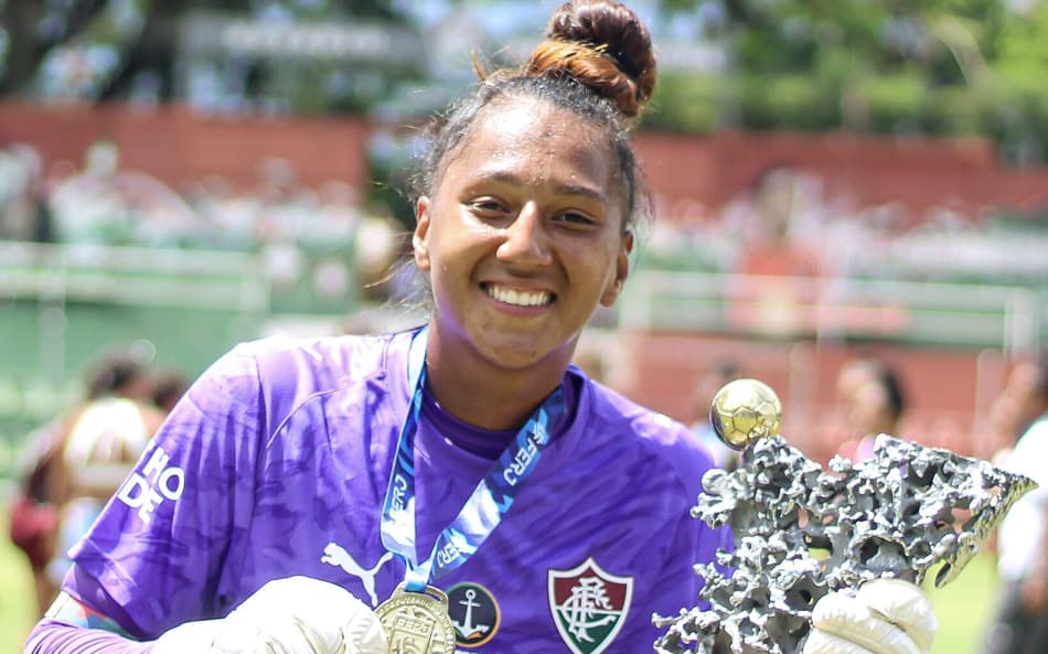 Kemmeli, goleira do Fluminense, com a taça da Copa Rio Feminina (Foto: Leonardo Brasil/FFC)