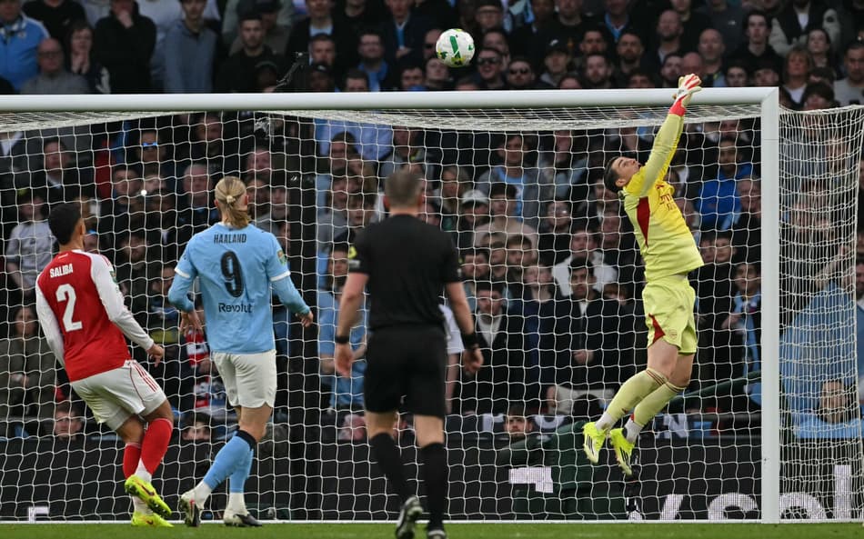 Kepa deixa a bola passar entre as mãos em gol sofrido do Arsenal contra o Manchester City