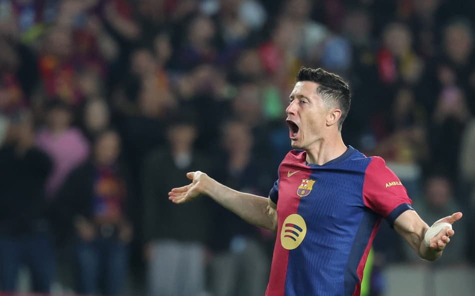 Lewandowski comemora gol marcado pelo Barcelona sobre o Dortmund, pela Champions League