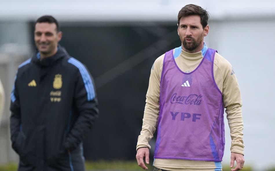 Lionel Messi observado por Scaloni em treino da Argentina antes de jogo contra a Venezuela