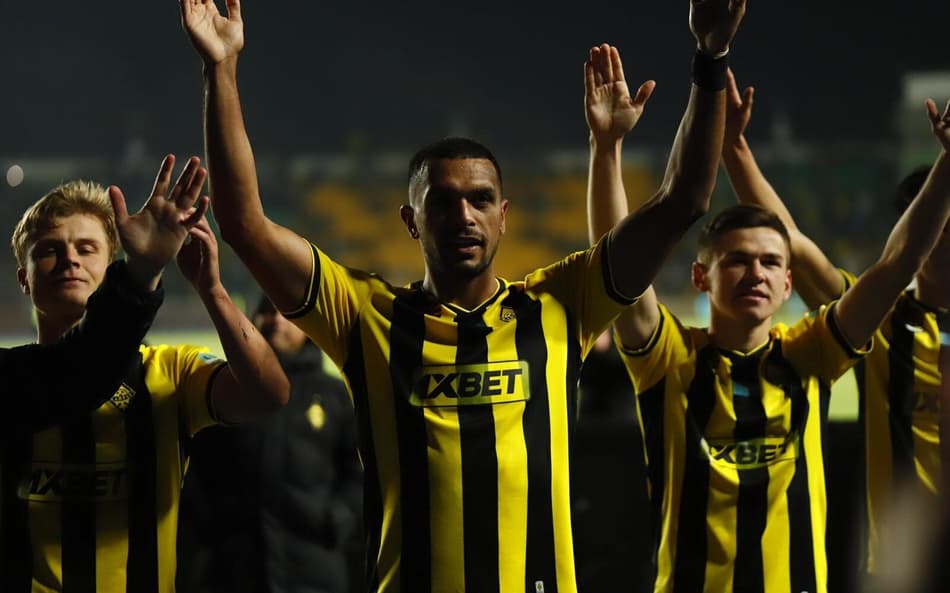 Lucas Áfrico em ação pelo Kairat (Foto: Reprodução/Kairat)