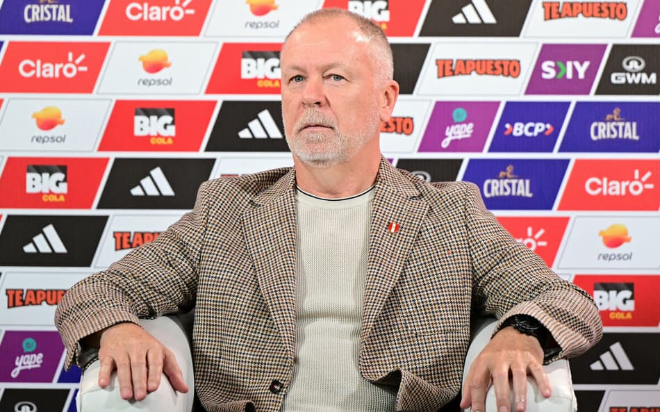 Mano Menezes sendo apresentado como técnico da seleção do Peru