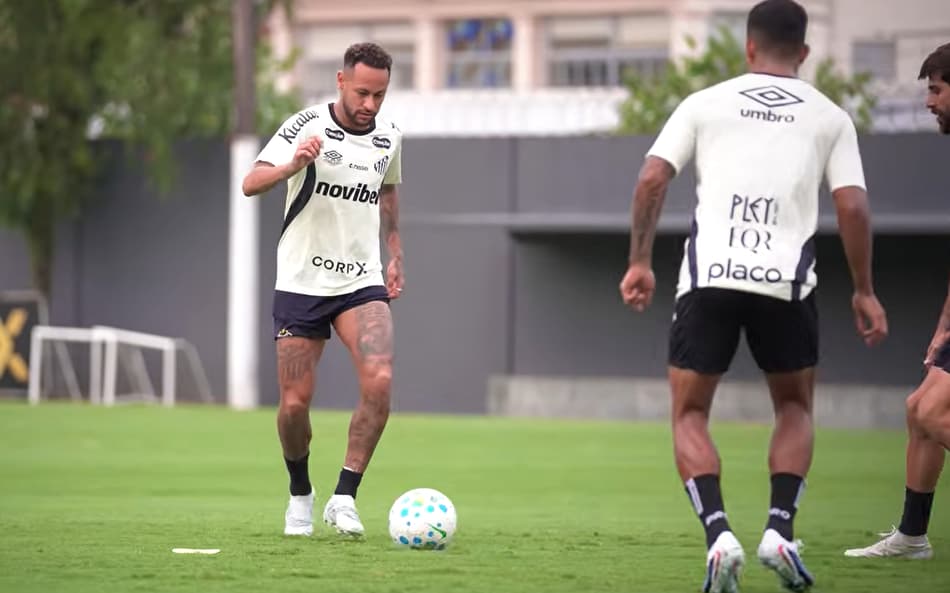 Neymar participa de treino do Santos no CT Rei Pelé
