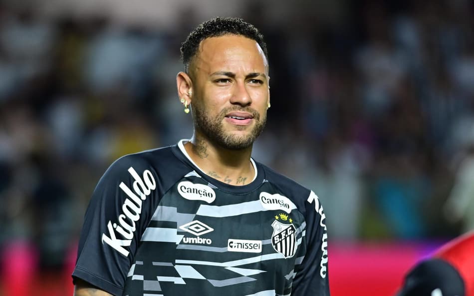 Neymar volta a ser relacionado pelo Santos
