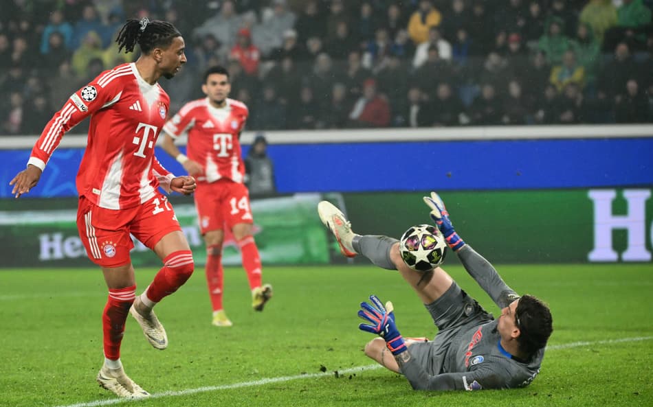 Olise em ação no duelo entre Atalanta x Bayern de Munique (Foto: Alberto Pizzoli/AFP)