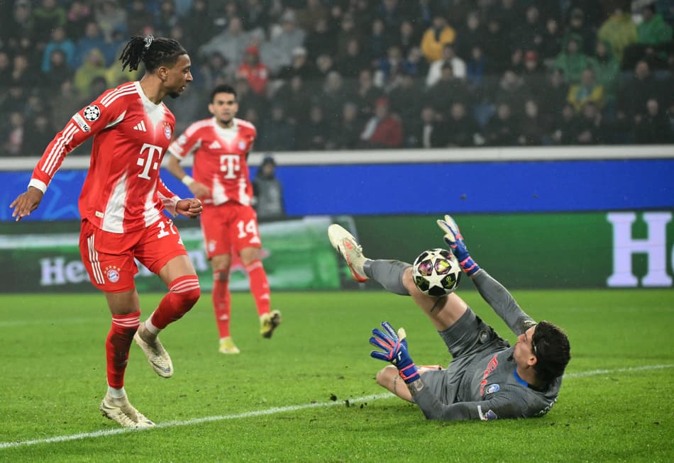 Olise em ação no duelo entre Atalanta x Bayern de Munique (Foto: Alberto Pizzoli/AFP)