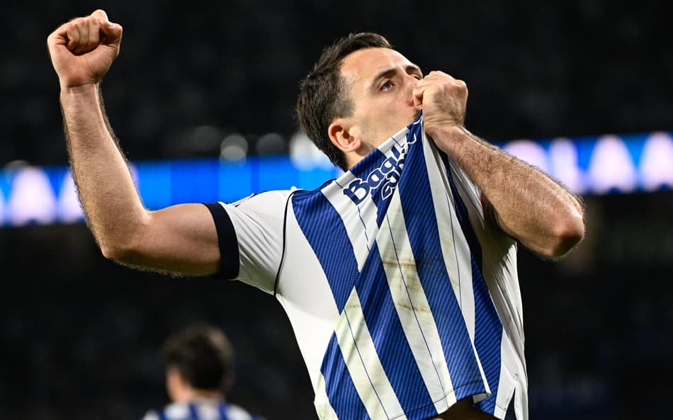 Oyarzabal comemorando o gol marcado na Copa do Rei (Foto: Ander Gillenea/AFP)