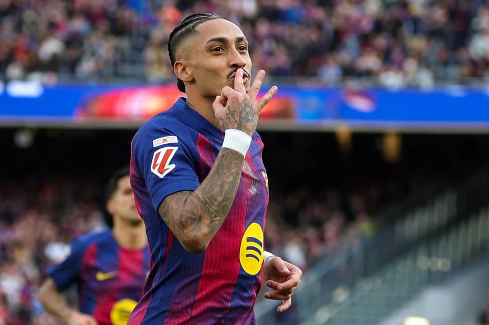 Raphinha comemora hat-trick na vitória do Barcelona sobre o Sevilla, pela La Liga