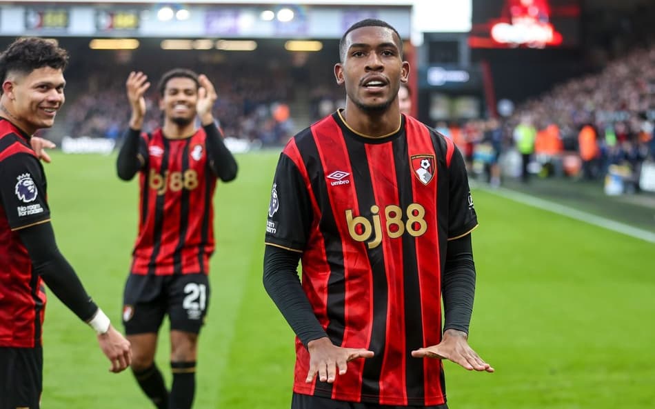 Rayan celebra gol marcado pelo Bournemouth contra o Aston Villa, pela Premier League