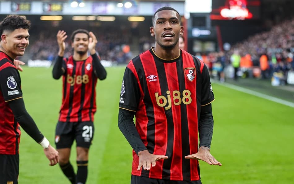 Rayan celebra gol marcado pelo Bournemouth contra o Aston Villa, pela Premier League