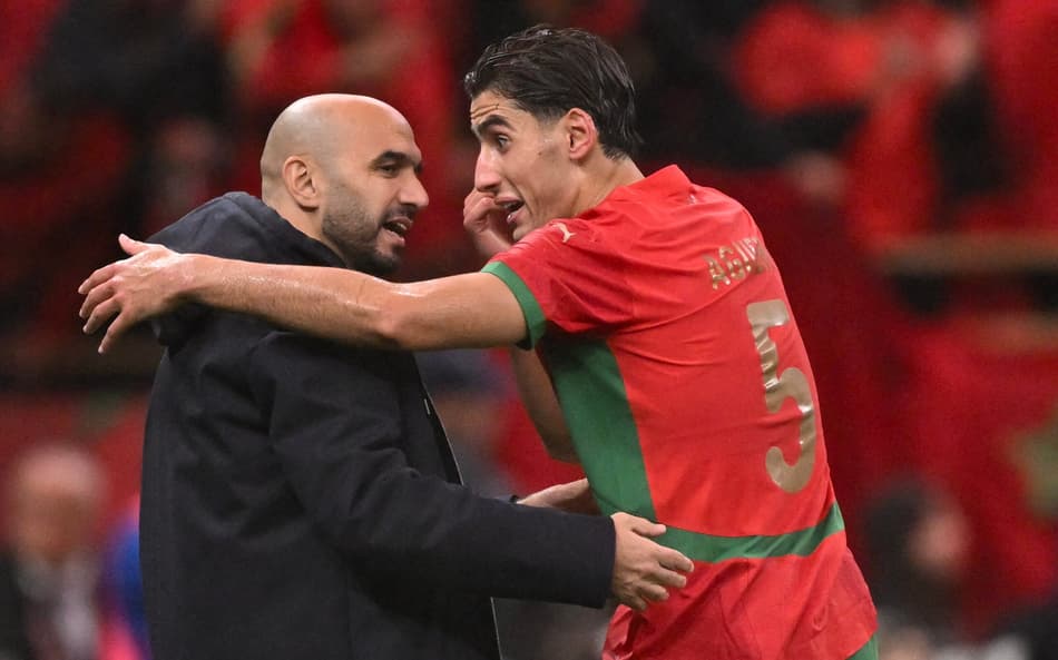 Regragui conversa com Aguerd na estreia de Marrocos na Copa Africana de Nações