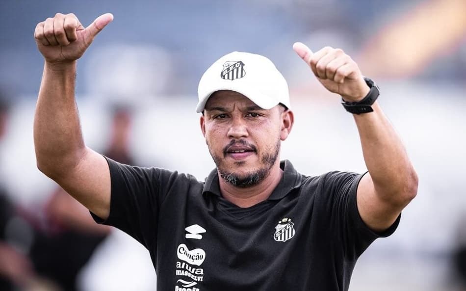 Vinicius Marques chegou ao Santos em maio do ano passado como auxiliar do profissional. (Foto: Reinaldo Campos/ Santos FC)