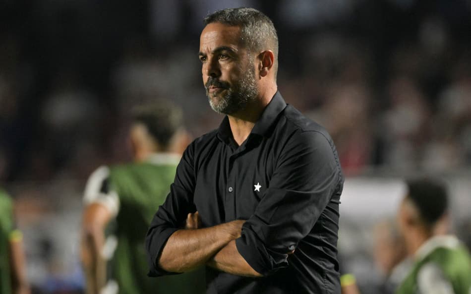 Técnico do Botafogo, Artur Jorge, no jogoo contra o São Paulo. (Foto: NELSON ALMEIDA / AFP)