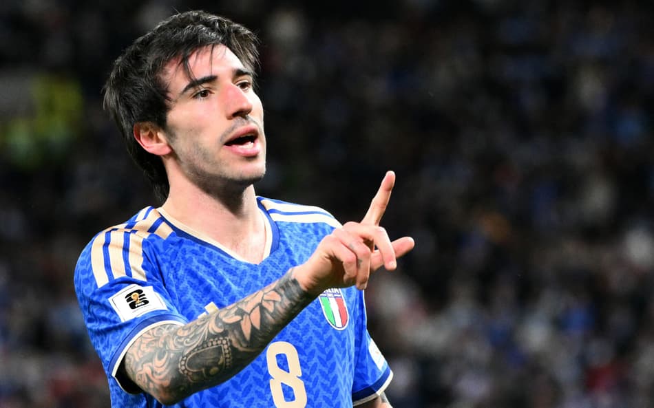 Tonali comemora gol da Itália sobre a Irlanda do Norte