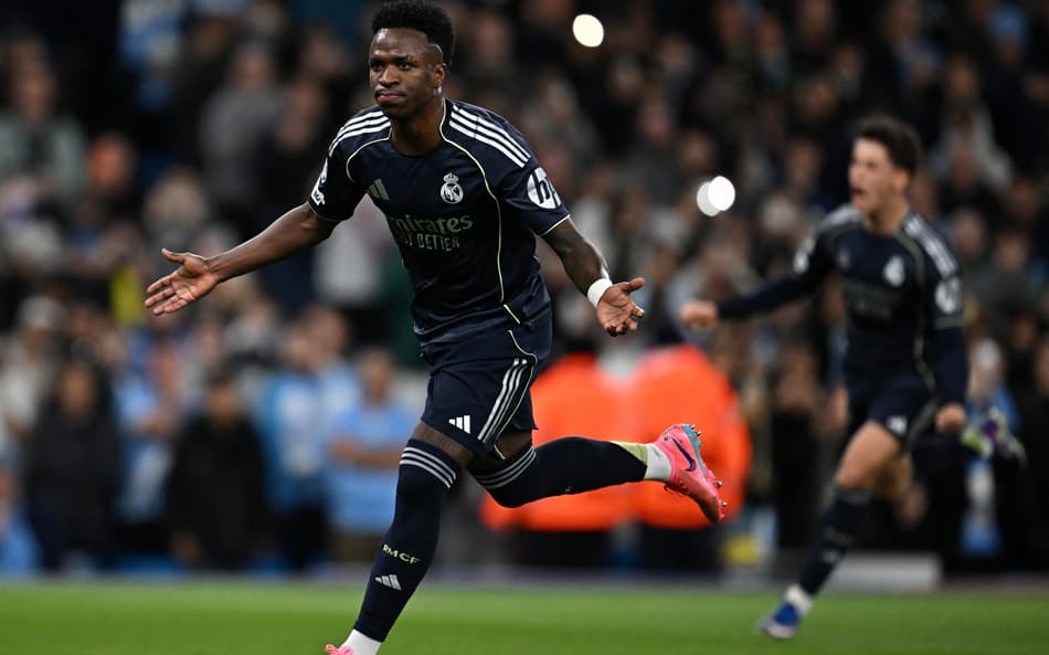 Vini Jr celebra gol marcado pelo Real Madrid sobre o Manchester City, na Champions League