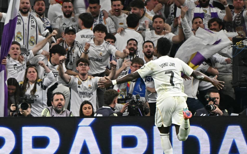 Vini Jr comemora com torcida do Real Madrid gol marcado sobre o Atlético de Madrid