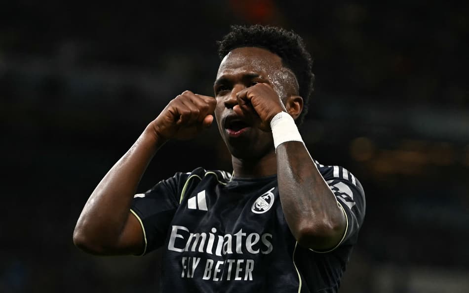 Vini Jr comemorando o gol marcado no duelo entre Real Madrid e Man City (Foto: Paul Ellis/AFP)