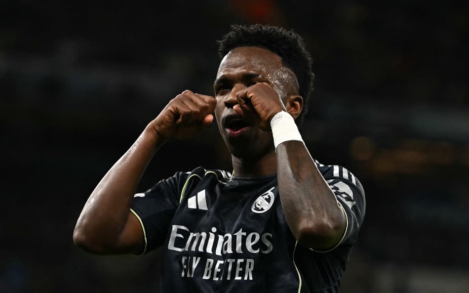 Vini Jr comemorando o gol marcado no duelo entre Real Madrid e Man City (Foto: Paul Ellis/AFP)
