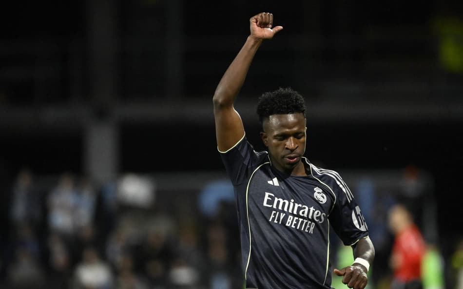 Vini Jr faz sinal com a mão durante vitória do Real Madrid sobre o Celta de Vigo, pela La Liga