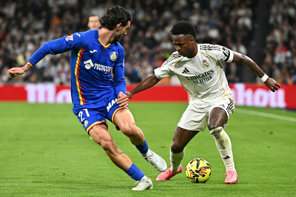Vini Jr tenta driblar defensor em Real Madrid x Getafe