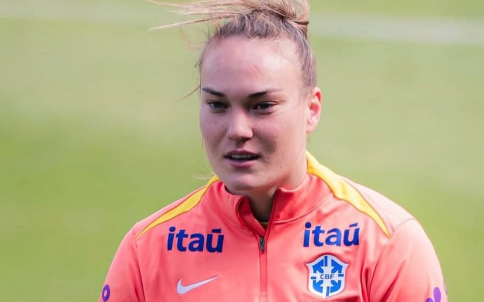 Maiara é expulsa no primeiro tempo na estreia pela Seleção Brasileira