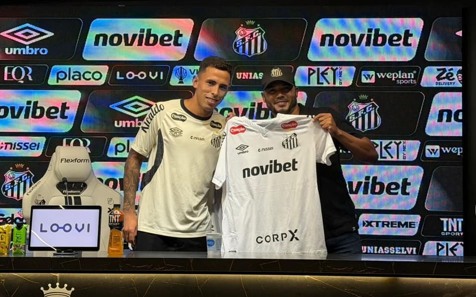 Christian Oliva é apresentado na Vila Belmiro ao lado de Adriano 'Pagode'. (Foto: Juliana Yamaoka/ Lance!)