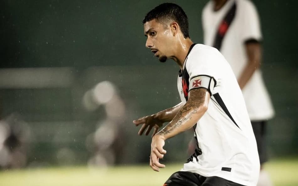 Gustavo Guimarães em campo pelo Vasco