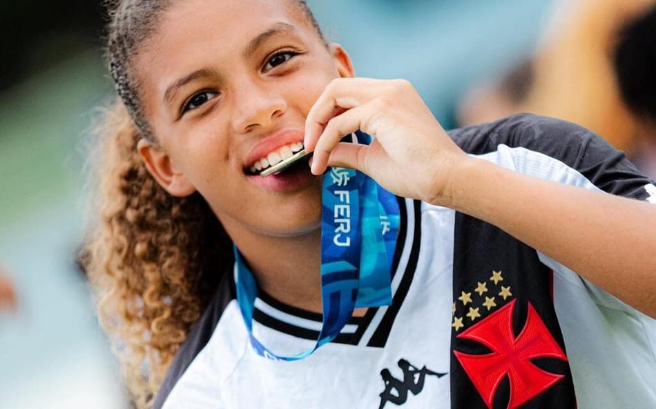 Conheça Estephany Oliveira, destaque do Vasco de apenas 15 anos