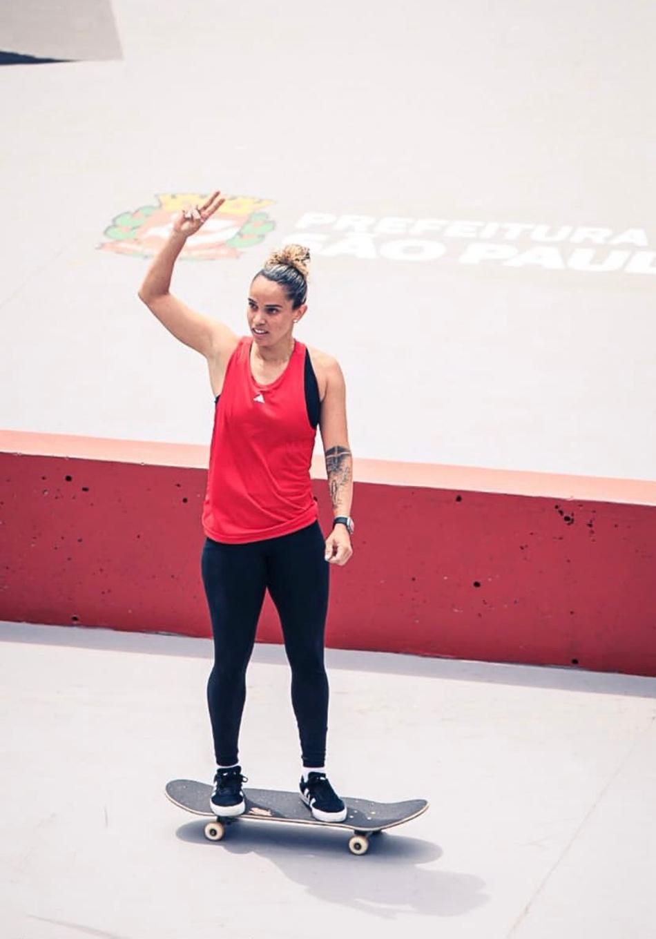 Gabi Mazetto acena para a torcida; a atleta representará o Brasil na semi do street feminino ao lado de Rayssa (Foto: Rodrigo Lima/CBSk)