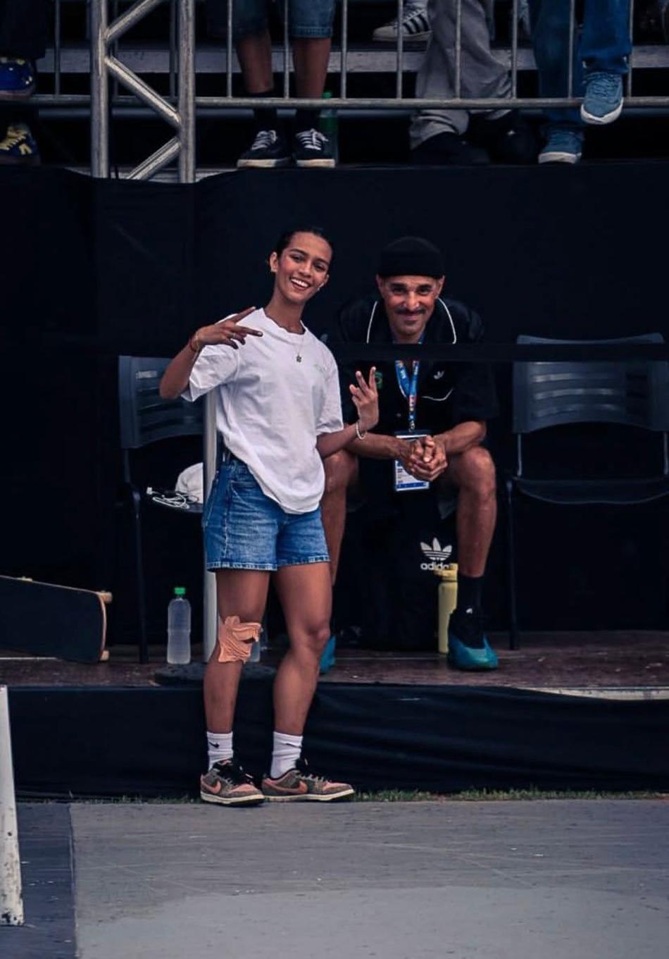 Rayssa Leal e o treinador da seleção brasileira de skate, Roger Mancha (Foto: Rodrigo Lima/CBSk)