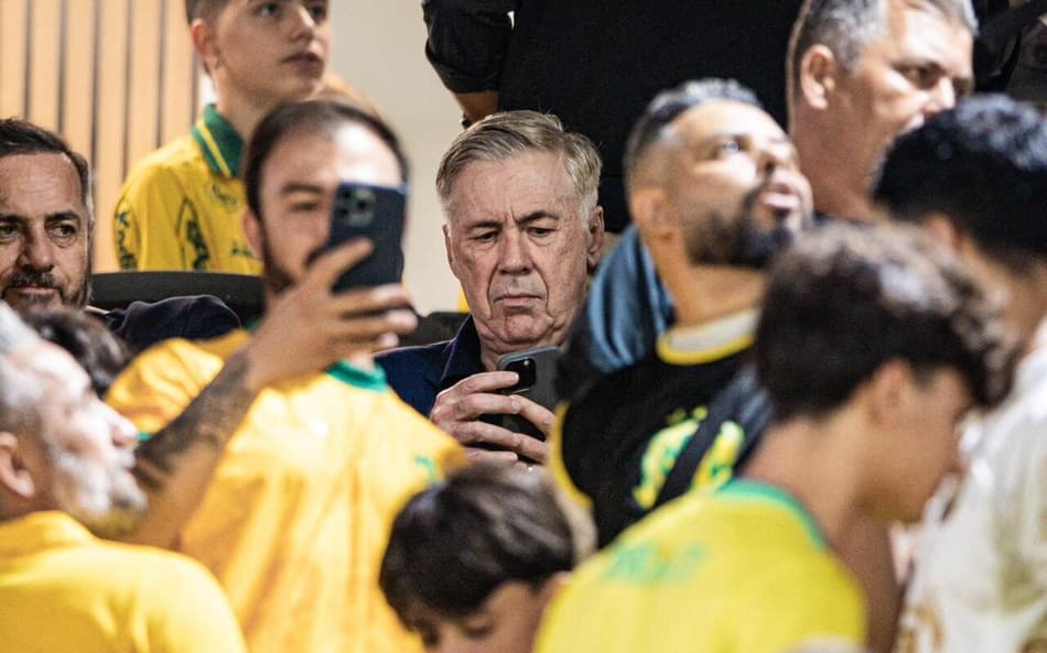 Carlo Ancelotti marca presença em duelo do Santos diante do Mirassol. (Foto: Pedro Zacchi/Agência Mirassol)