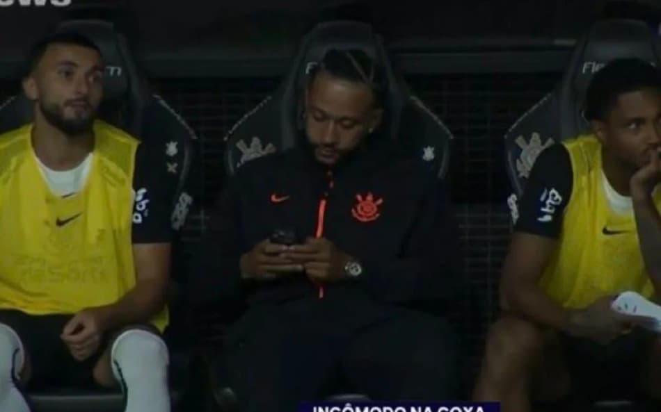 Memphis foi flagrado usando celular (Foto: Reprodução/ Cazé TV)