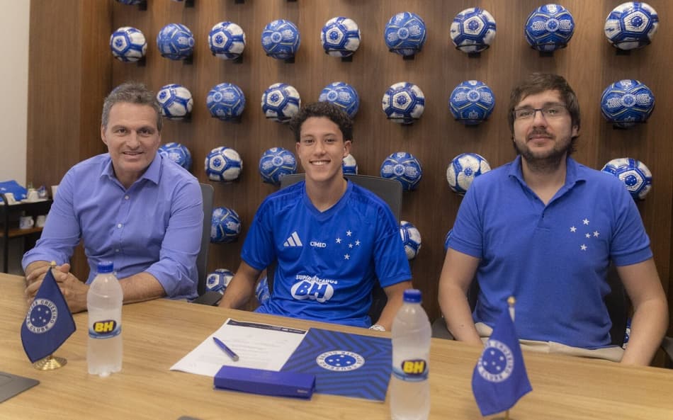 Filipe Morais e diretores do Cruzeiro (Foto: Luan Martins/Cruzeiro)