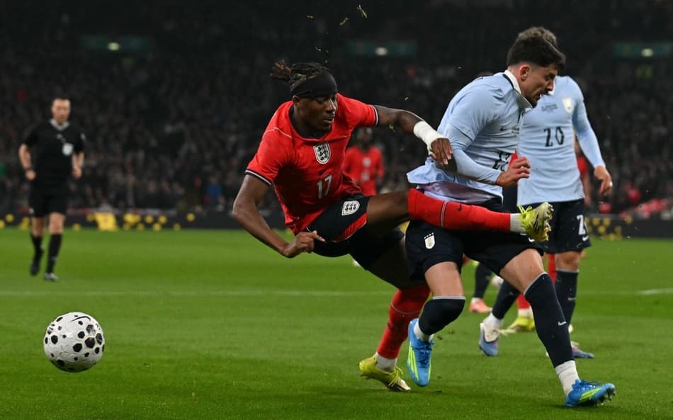 Piquerez saiu machucado após lance com Madueke (Foto: GLYN KIRK / AFP)