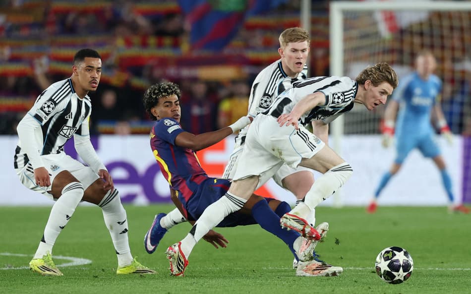 Yamal e Anthony Gordon no duelo entre Barcelona e Newcastle (Foto: Lluis Gene/AFP)