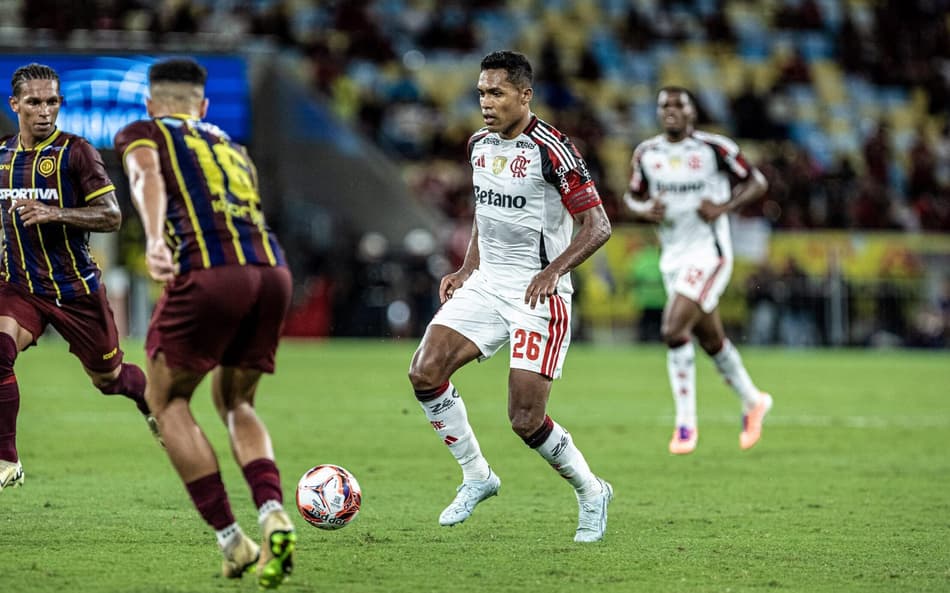 Alex Sandro em campo eplo Flamengo na vitória sobre o Madureira, pelo Campeonato Carioca (Foto: Affonso Andrade/Agência F8/Gazeta Press)