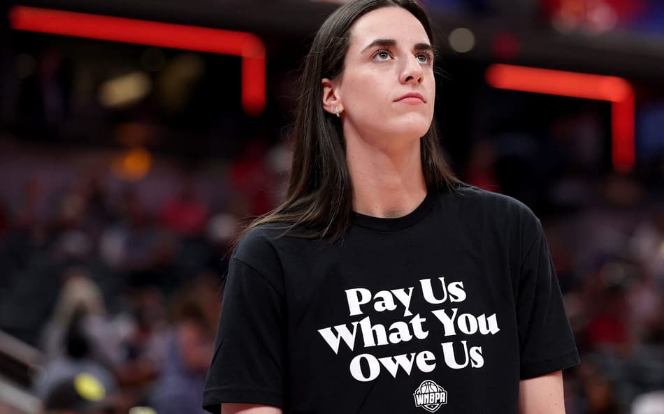 Caitlin Clark veste camisa com mensagem por salários antes do All-Star Game da WNBA em Indianápolis (Foto: Steph Chambers/Getty Images/AFP)