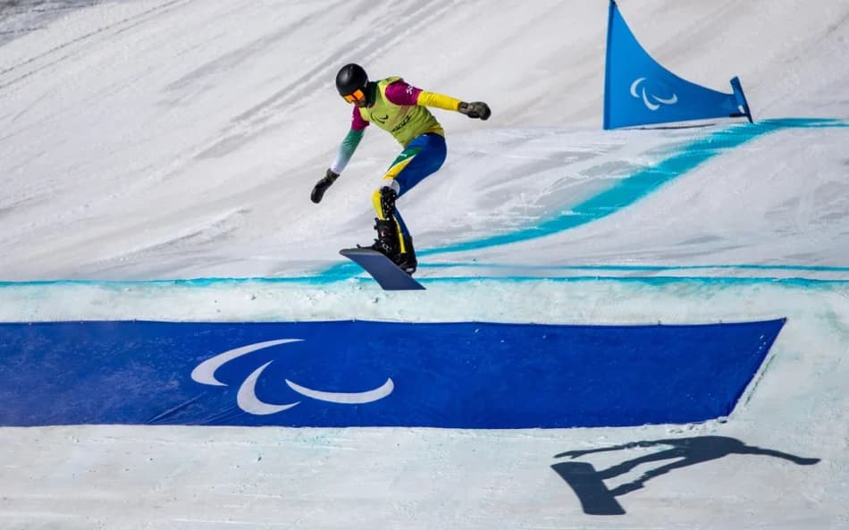 André Barbieri durante prova de Snowboard Cross nos Jogos de Pequim 2022 (Foto: Ale Cabral/CPB)