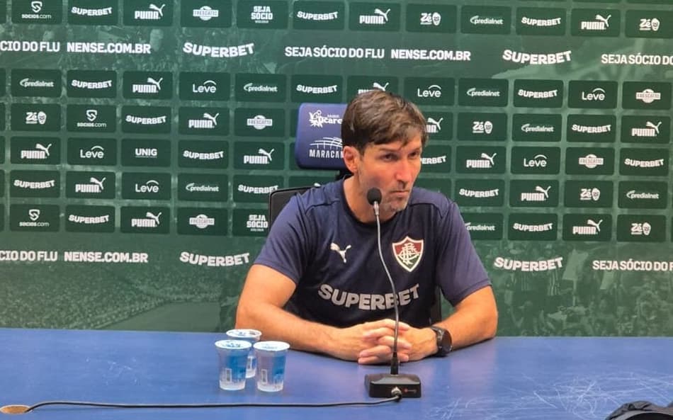 Maxi Cuberas, auxiliar de Luis Zubeldía, em coletiva de imprensa após classificação do Fluminense (Foto: Sharon Prais/Lance!)