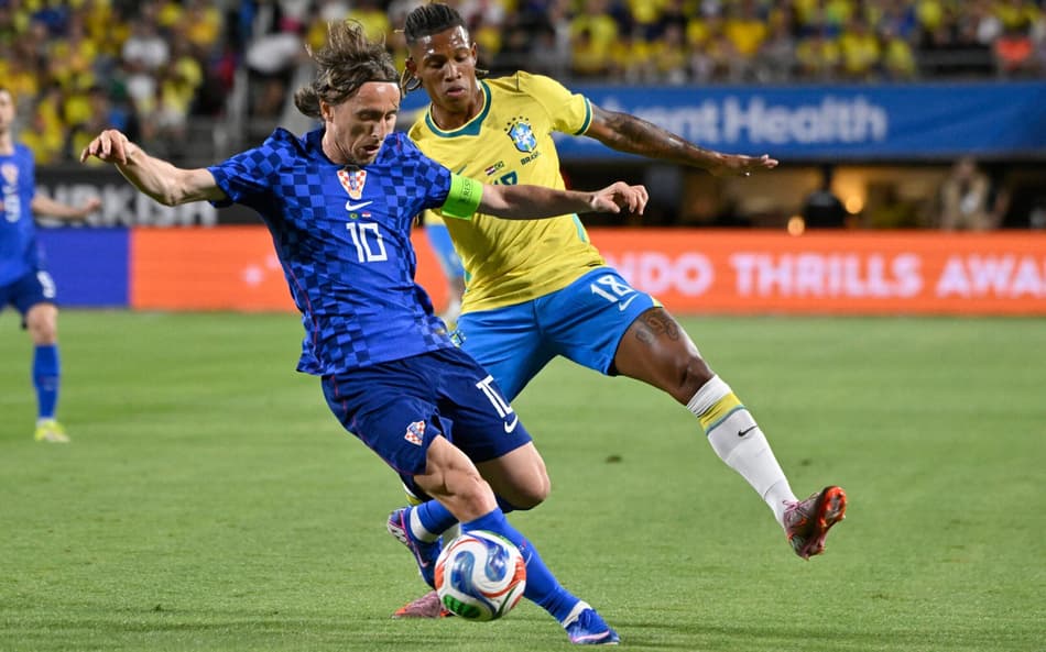 Modric e Danilo Santos durante amistoso entre Brasil e Croácia